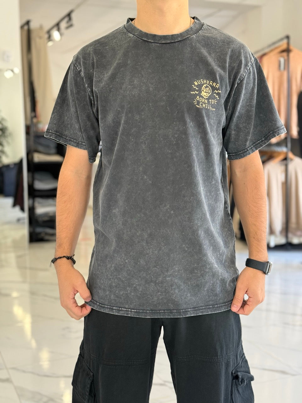 Remera oversize gastada “Born to chil”