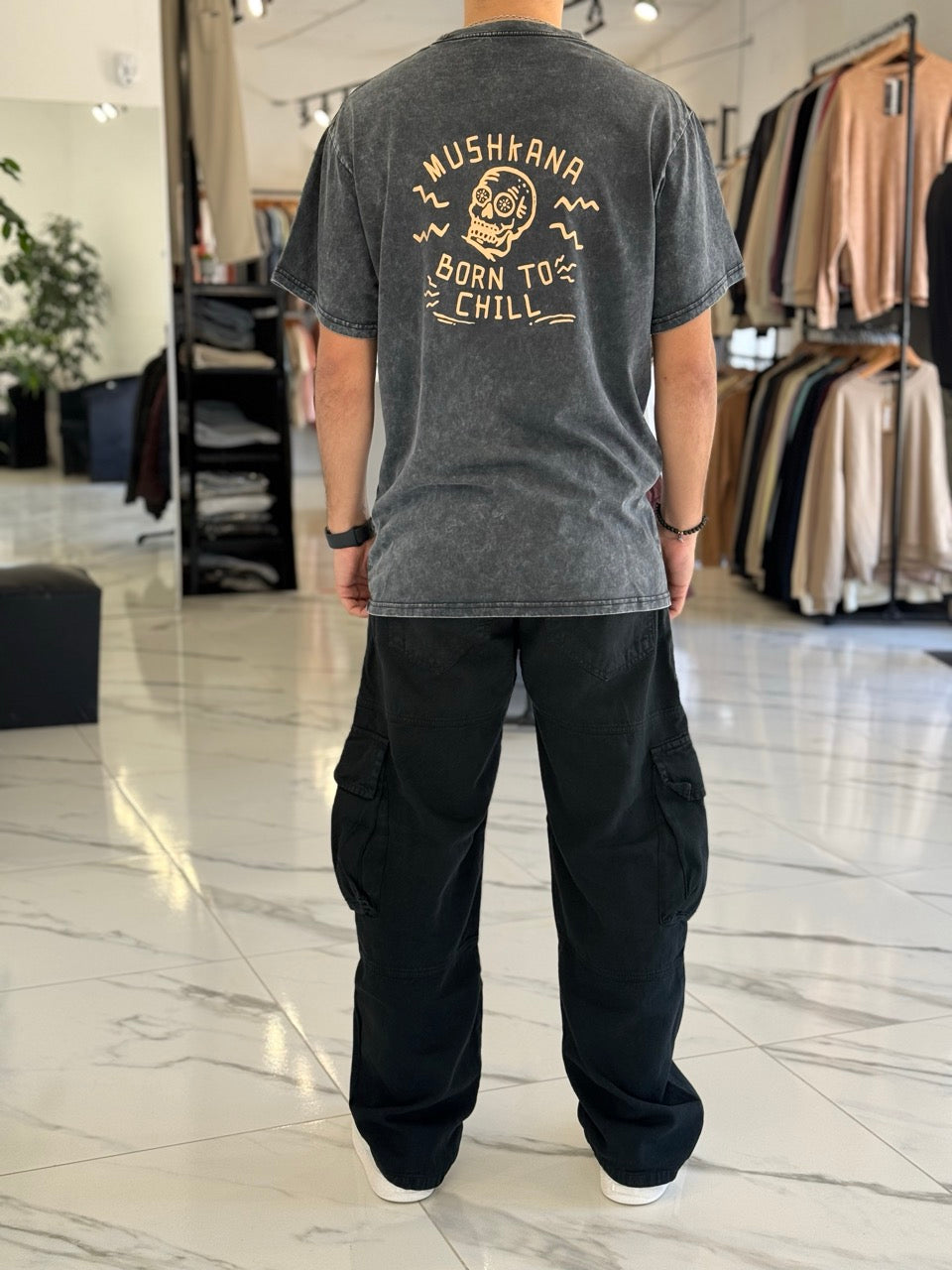 Remera oversize gastada “Born to chil”