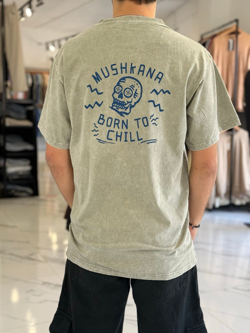 Remera oversize gastada “Born to chil”