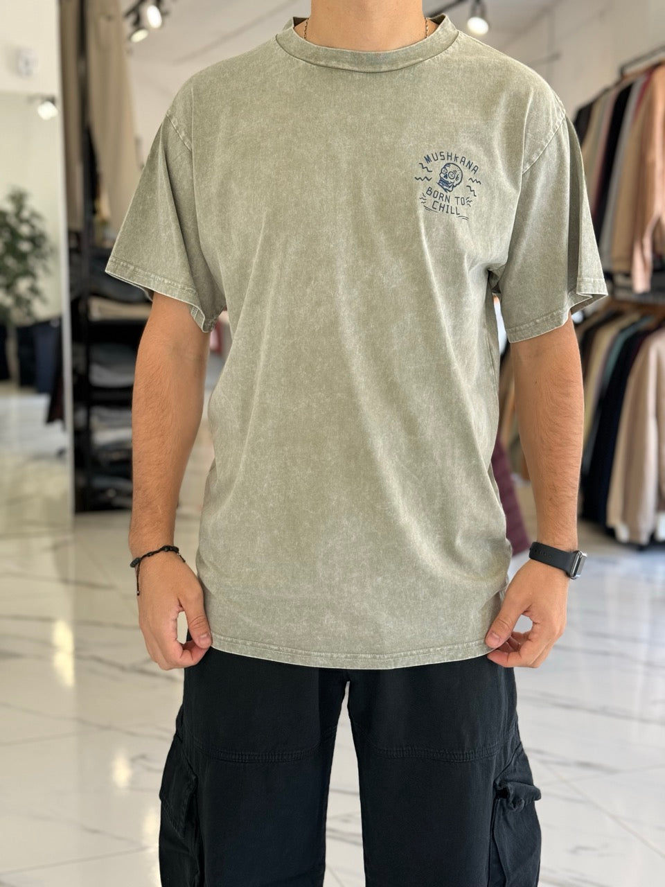 Remera oversize gastada “Born to chil”