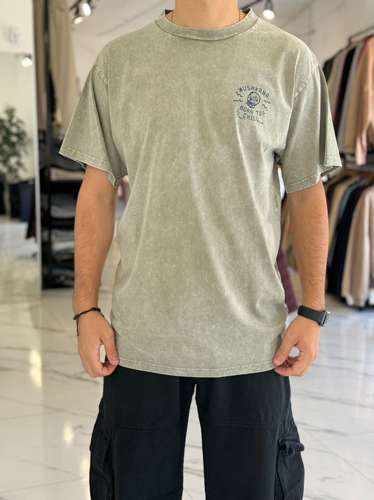 Remera oversize gastada “Born to chil”