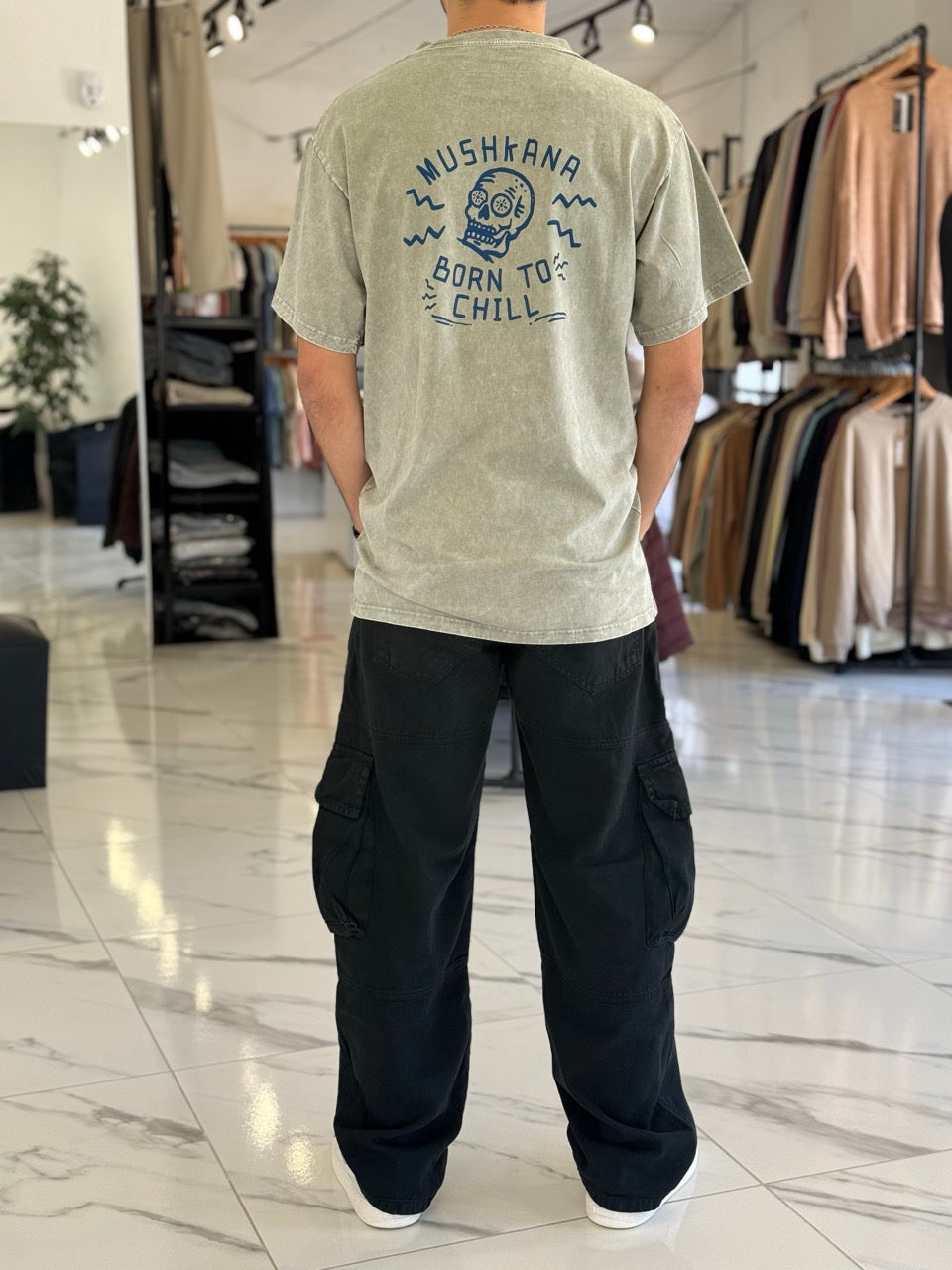 Remera oversize gastada “Born to chil”